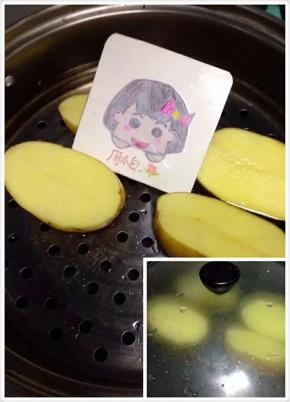 先将土豆洗净，一分为四切开，放入蒸锅里蒸熟