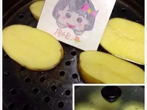 先将土豆洗净，一分为四切开，放入蒸锅里蒸熟