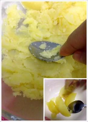 将蒸孰的土豆去皮，用勺子压成泥。