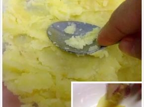 将蒸孰的土豆去皮，用勺子压成泥。