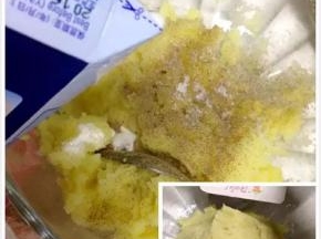 压好的土豆泥加入盐，黑胡椒粉，淡牛奶，搅拌均匀备用