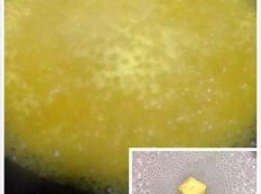 锅里放适量水烧开，加入咖喱块，等完全溶化后，转小火煮至5分钟