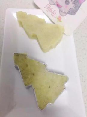 用上模具，把土豆泥压出形状。
