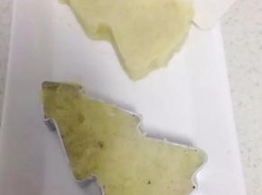 用上模具，把土豆泥压出形状。