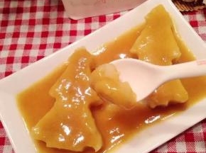 将咖喱汁浇在土豆泥上即可。