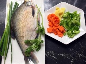 鳊鱼处理干净洗干净，青椒洗净切方块状，胡萝卜去皮洗净切片，我用模具压成星星，这步可省略，姜切片 葱切葱花