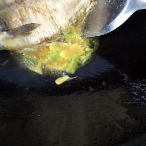 放入姜片和葱爆香