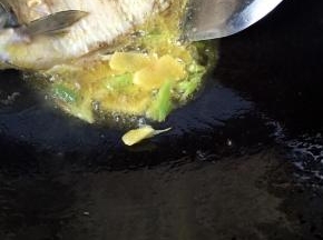 放入姜片和葱爆香