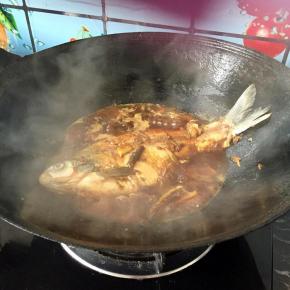 放料酒、盐、白糖，放适量老抽，加入清水，没过鱼身2/3的量，盖上锅盖大火煮吧