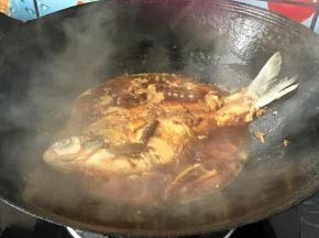 放料酒、盐、白糖，放适量老抽，加入清水，没过鱼身2/3的量，盖上锅盖大火煮吧