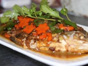 小火收汁，装盘，用锅铲把汤汁往鱼身上浇，放上香菜即可