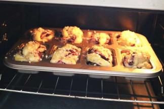 烤箱预热 165度，中层烤18分钟左右。