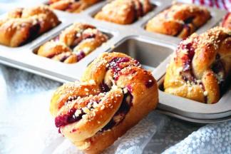 烤好后快速脱模凉凉。