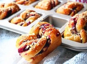 烤好后快速脱模凉凉。