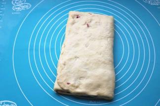 一边折上去，再铺上另一半紫薯馅，剩余的那一边也折上去。