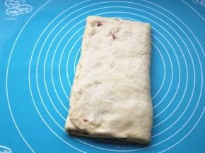 一边折上去，再铺上另一半紫薯馅，剩余的那一边也折上去。