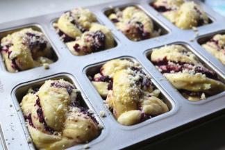 发酵完成的胚子，表面刷配方外蛋液，再撒上香酥粒。