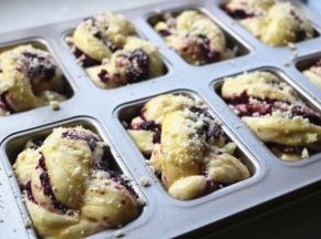 发酵完成的胚子，表面刷配方外蛋液，再撒上香酥粒。