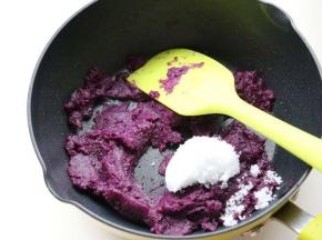 发酵面团时候炒紫薯馅，紫薯泥加入黄油，再加入白糖。