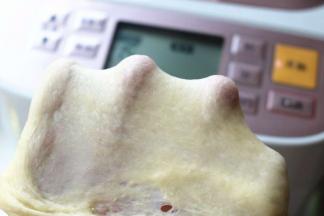 放入室温软化的黄油继续揉面45分钟，可以看到手套模。