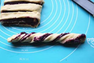 取一份，一边扭转一边拉长。