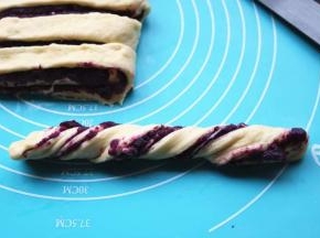 取一份，一边扭转一边拉长。