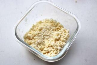 制作香酥粒，40克低粉，5克黄油，5克白糖搓成小球即可。