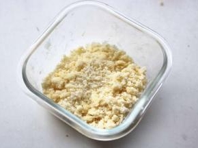 制作香酥粒，40克低粉，5克黄油，5克白糖搓成小球即可。