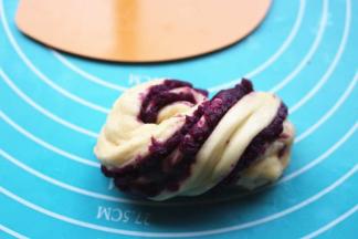 再折回来扭转成球状。