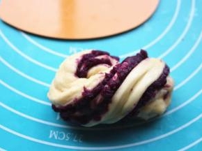 再折回来扭转成球状。