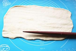 发酵好的面团，排气后擀成片状。