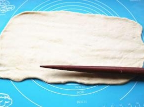 发酵好的面团，排气后擀成片状。