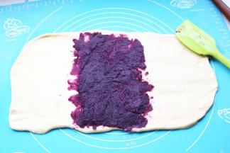 中间部位抹上一半刚才炒好的紫薯馅，