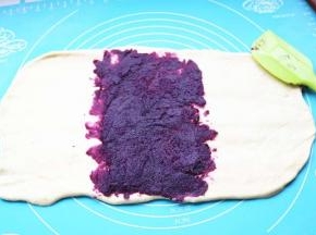 中间部位抹上一半刚才炒好的紫薯馅，