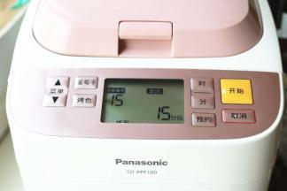 面团材料除了黄油放入面包机，揉面15分钟。
