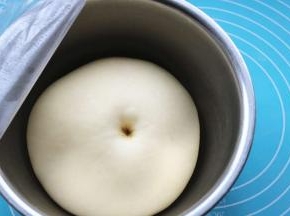 盖保鲜膜发酵至两倍大。