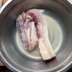 五花肉清洗干净，整条放入开水烫一下