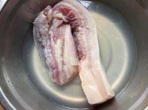 五花肉清洗干净，整条放入开水烫一下