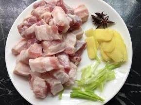 五花肉切块状，葱选葱白部位切段，姜洗净去皮切片