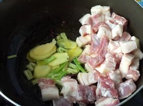 锅里倒少许油，放入姜片，葱白和八角煸出香味，倒入五花肉