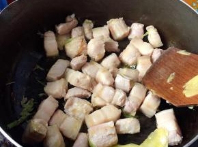 炒至变色，倒入料酒，老抽，冰糖，盐炒匀，