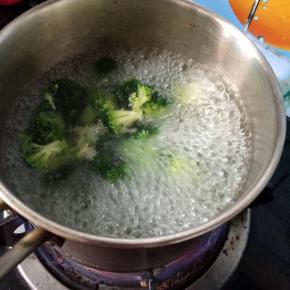 花菜放盐水里浸泡15分钟，锅里烧开水，放适量盐和油，放入花菜煮2分钟，捞出沥干水分