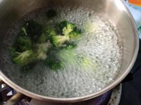 花菜放盐水里浸泡15分钟，锅里烧开水，放适量盐和油，放入花菜煮2分钟，捞出沥干水分