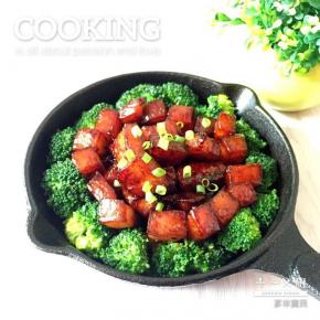 花菜放一圈，中间放入五花肉，洒些葱花就可以了
