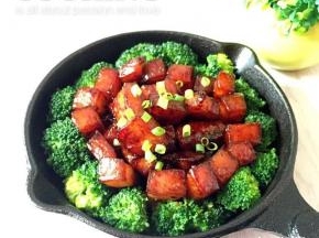 花菜放一圈，中间放入五花肉，洒些葱花就可以了