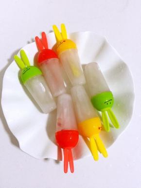 做好的棒冰，冰凉中透着一丝丝的甜，最适合炎热的夏天啦！
