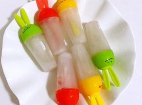 做好的棒冰，冰凉中透着一丝丝的甜，最适合炎热的夏天啦！
