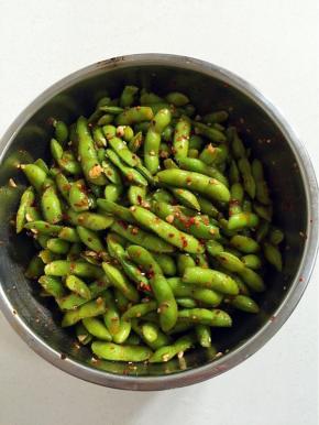 毛豆中加入蒜蓉，辣椒油2勺，香醋3勺，香油1勺，盐2勺，鸡精1勺，味极鲜酱油1勺搅拌均匀，放在冰箱冷藏2小时以上，让毛豆更入味儿！

