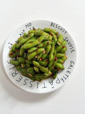 吃的时候，直接取出来装盘即可！用来下酒佐餐都很美味！
