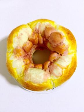 烤好的面包脱模，放在烤架上晾凉后就可以吃啦！

